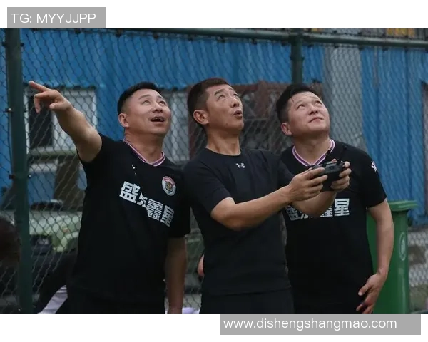 性格阳光的足球明星们展现友善与团队精神的魅力与风采